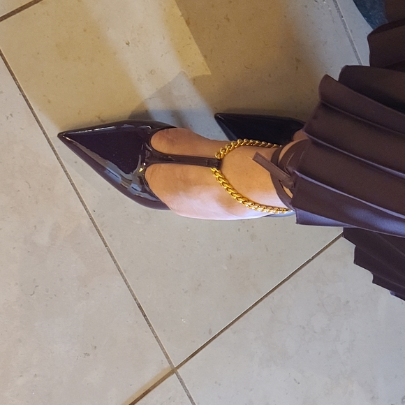 AUTHENTIC Burberry very gently loved pump with gold chain And ankle strap. - Picture 3 of 5